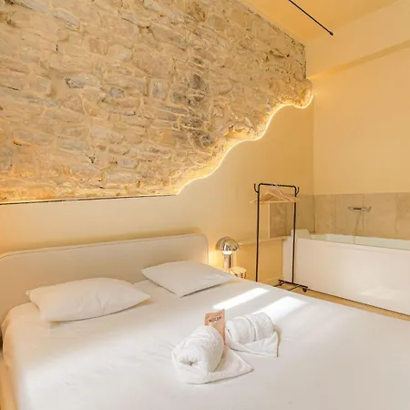 Appartement Romantic And Quirky Suite With Spa Bath *